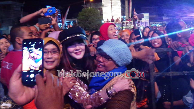 Sambil Nyanyi, Ita Purnamasari Tak Segan Menghampiri Penonton