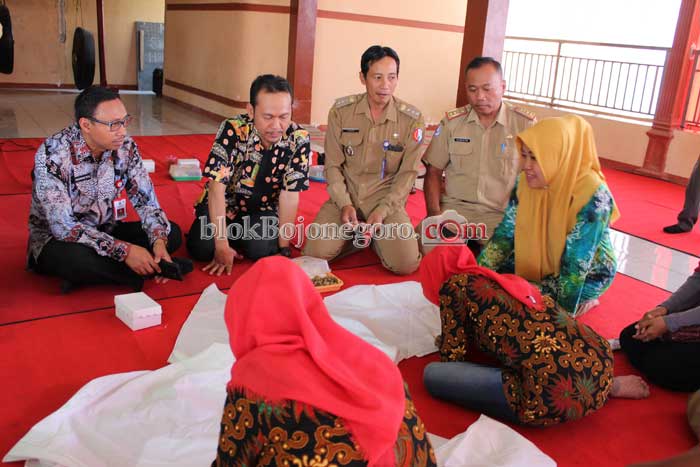Warga Samin Latihan Membatik