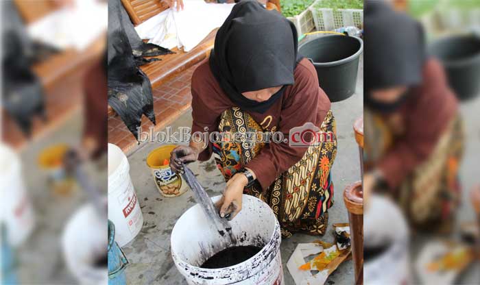 Praktek Buat Batik Udeng Khas Samin