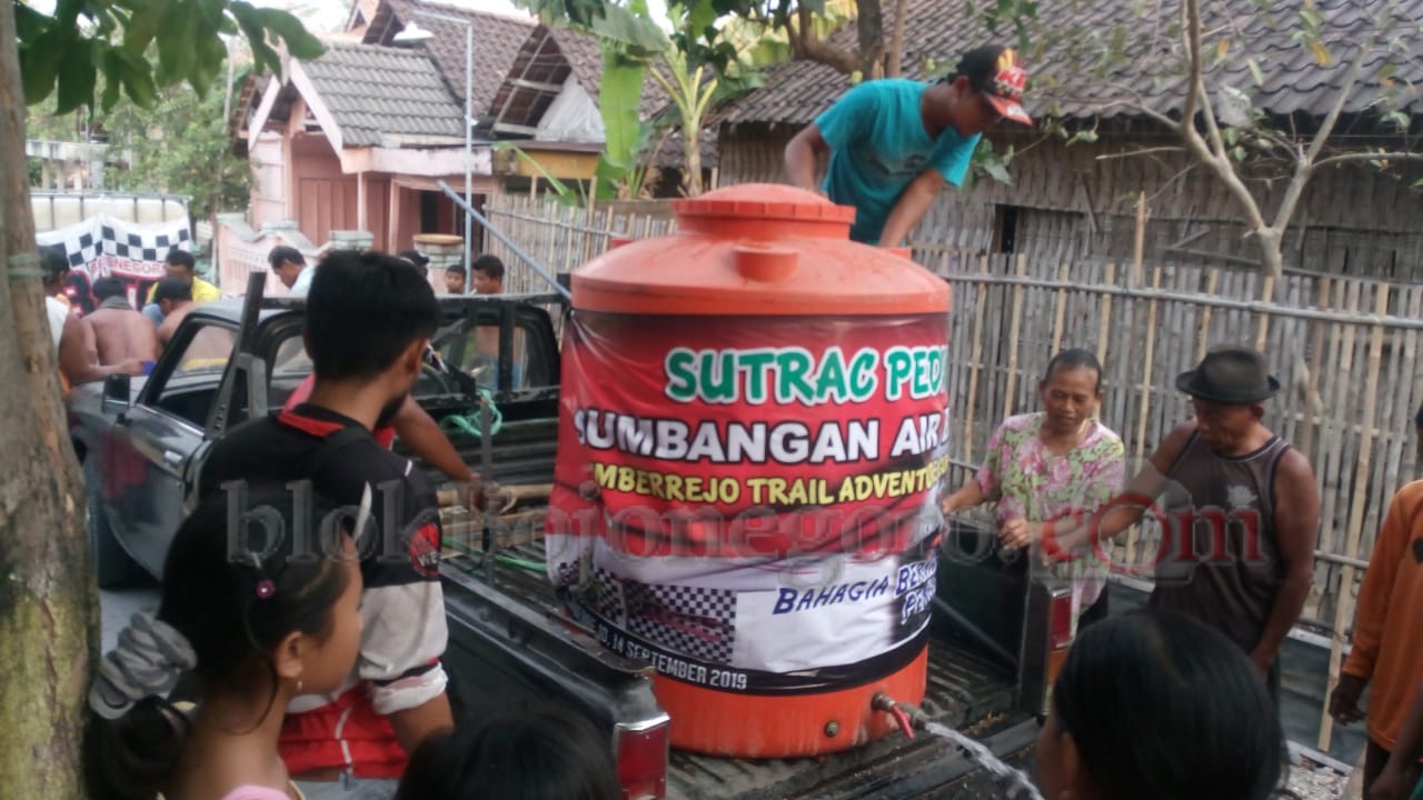Sutrac Bantu Droping Air Bersih di Tlogohaji