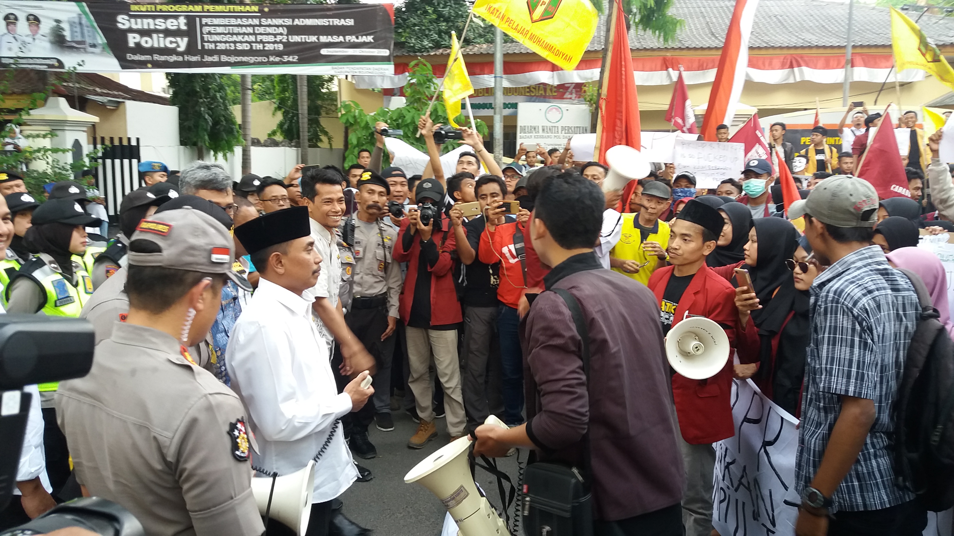 Bawa Tulisan Tak Senonoh, Satu Oknum Pendemo Diamankan