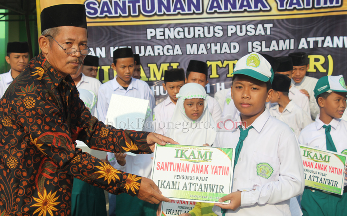 Pengurus IKAMI Attanwir Santuni Yatim