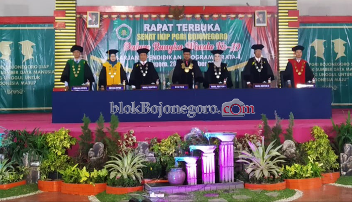 Penuh Khidmat, Wisuda IKIP PGRI Bojonegoro