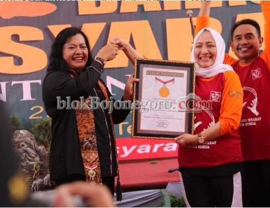Serah Terima Bukti Pemecahan Rekor Muri