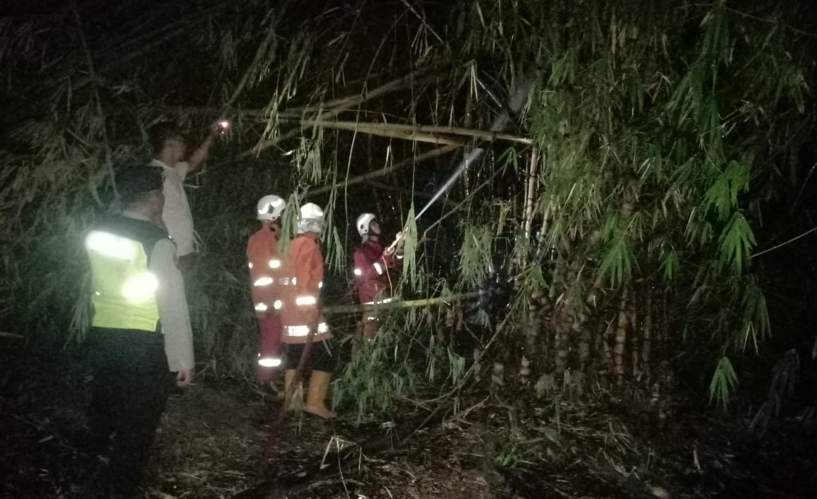 Bakar Sampah, Api Menjalar ke Batang Bambu
