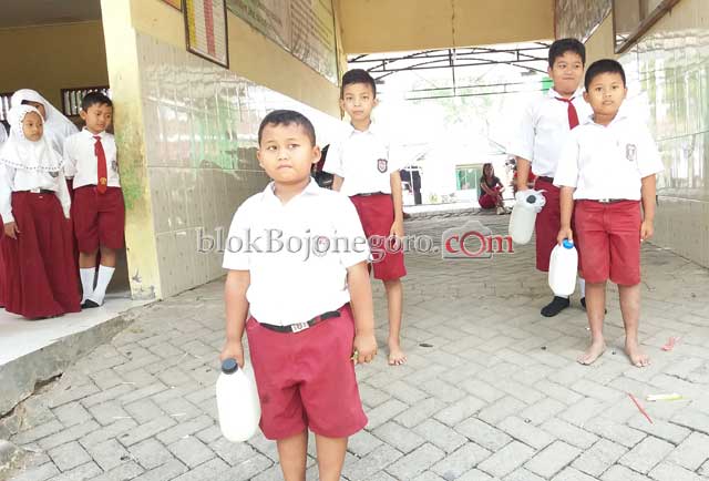 Krisis Air, Siswa SDN Sumberbendo II Tiap Berangkat Sekolah Bawa Air