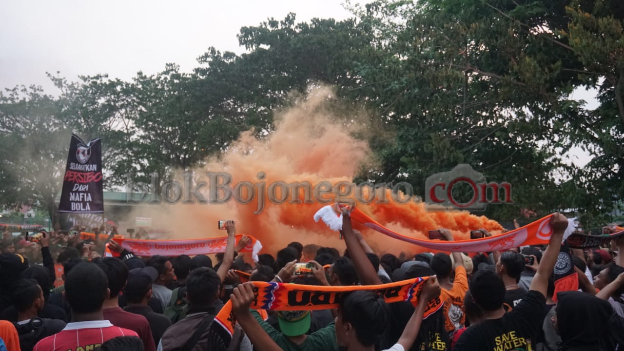 Dukungan Suporter Persibo di Luar Stadion