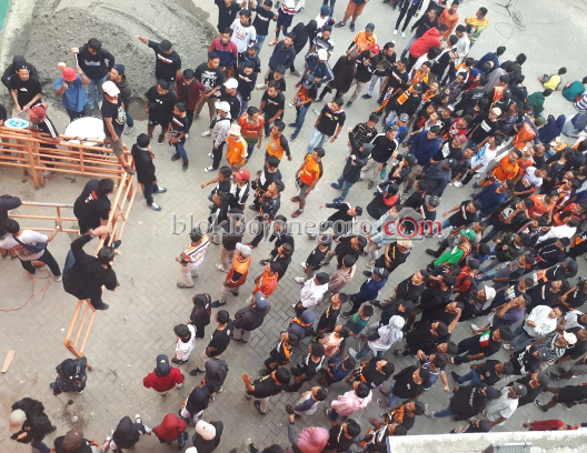 Di Depan Stadion Ribuan Suporter Teriakkan Yel-Yel