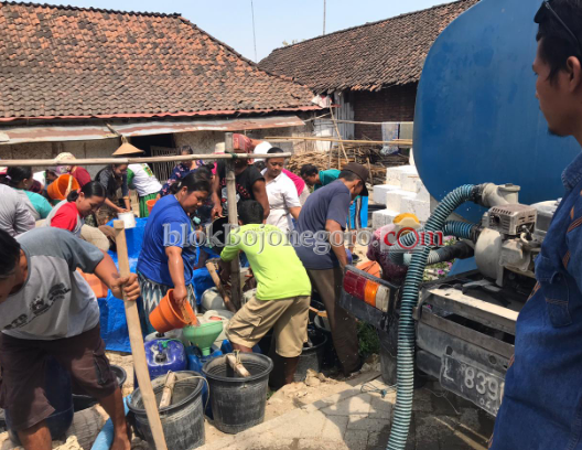 Bantu Kekeringan, Suporter Persibo Bagikan Air Bersih