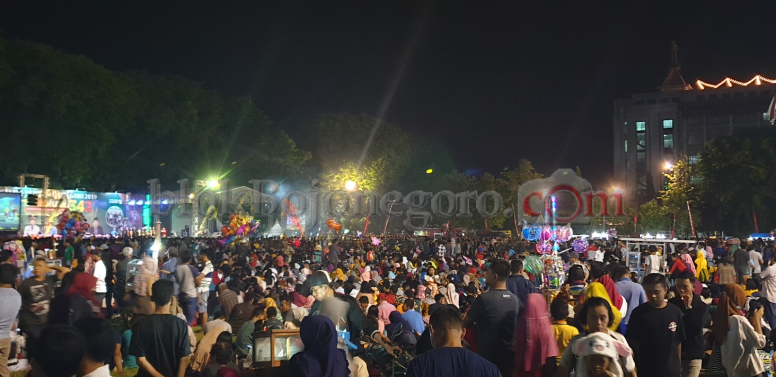 Penuh Sesak di Alun-alun