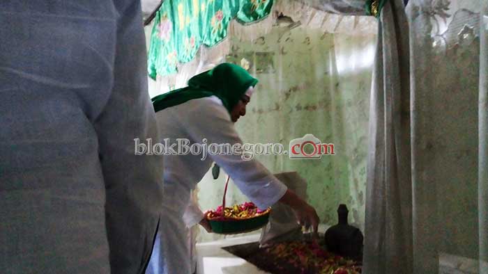 Rombongan Ziarah Khusuk Baca Tahlil di Makam Leluhur