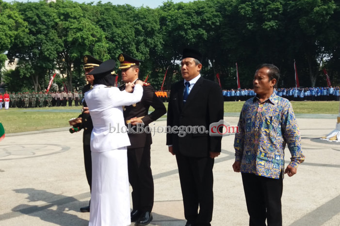 Bantu Pembangunan, 4 Orang Ini Terima Penghargaan dari Bupati