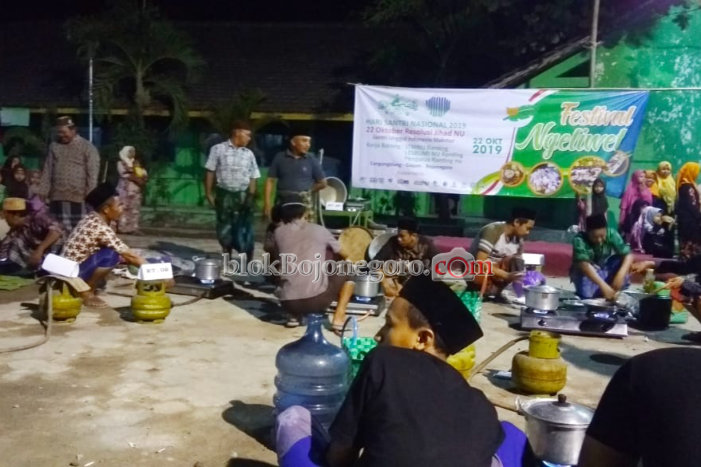 Semarakkan Hari Santri, Warga Gayam Lestarikan Liwetan
