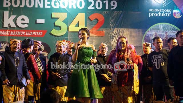 Bupati Duet dengan Nella Kharisma di Panggung