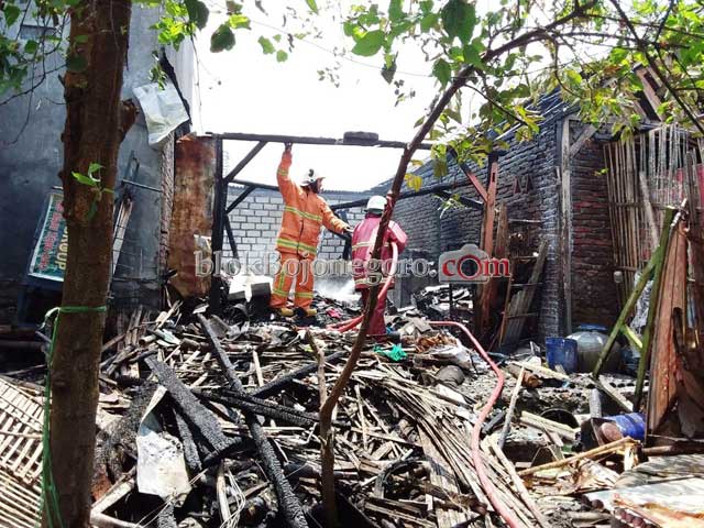 Diduga Korsleting Listrik, 3 Rumah Dilalap Jago Merah
