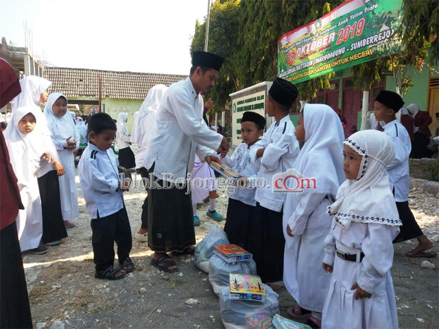 Upacara di Luar, Ponpes Sabilul Muttaqin Bagi Sembako