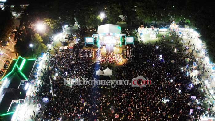 Panggung Sabyan Dikelilingi Manusia