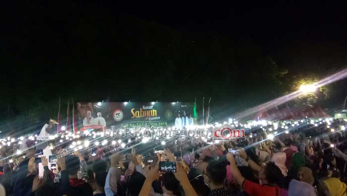 Syahdu, Bernyanyi Bersama Diringi Lampu Flash HP