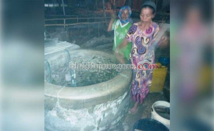 Demi Air, Rela Antre Hingga Pagi