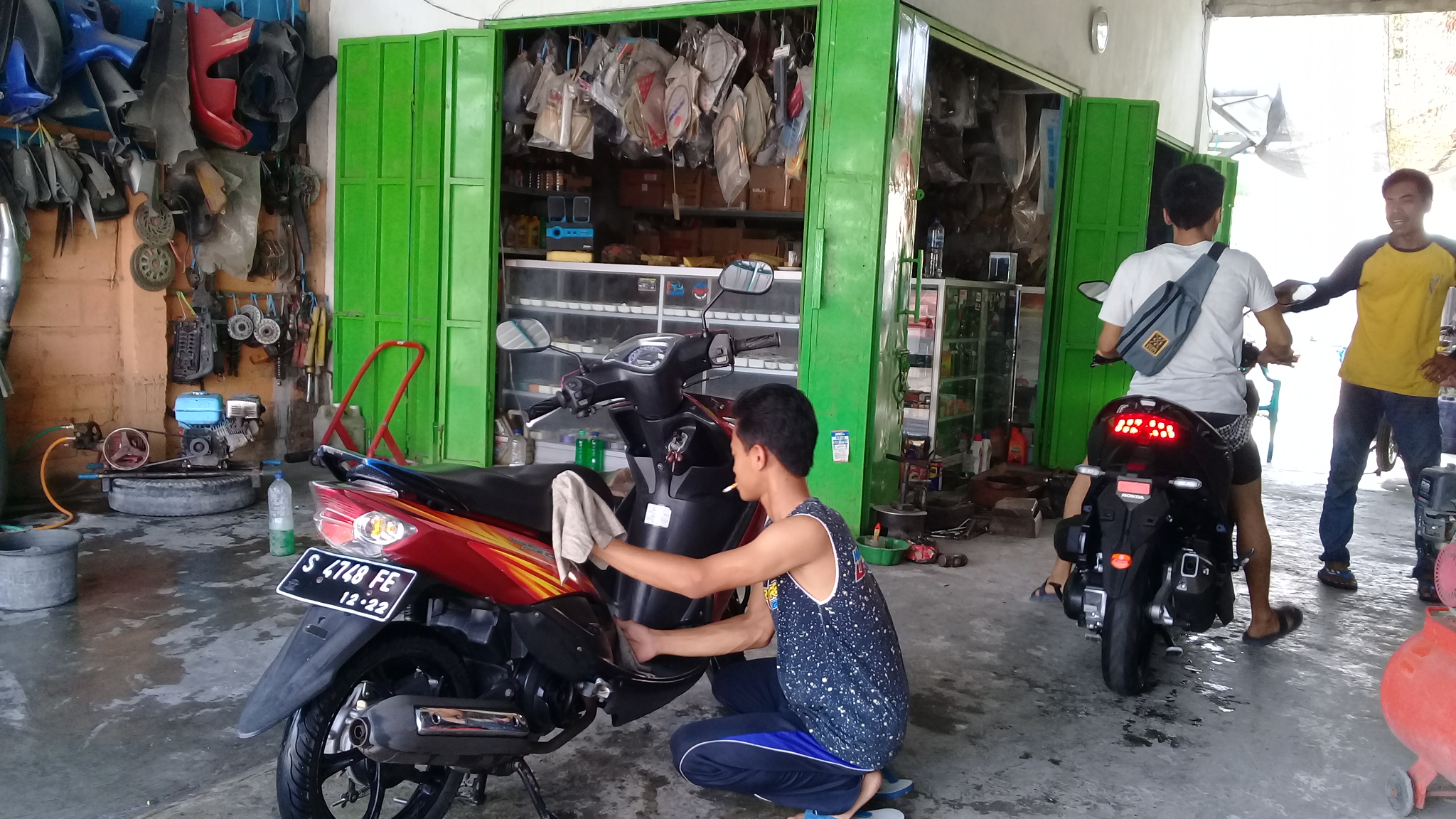 Debu Bertebaran, Cuci Motor Banjir Pelanggan