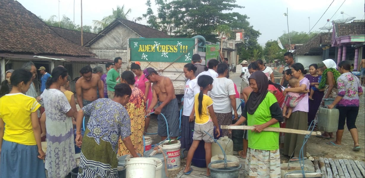 Tak Hanya Sholawatan, Ahbabul Musthofa dan Syekher Mania Berbagi Air Bersih