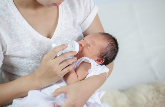 Jangan Beri Air Putih pada Bayi Baru Lahir! Ini Bahayanya