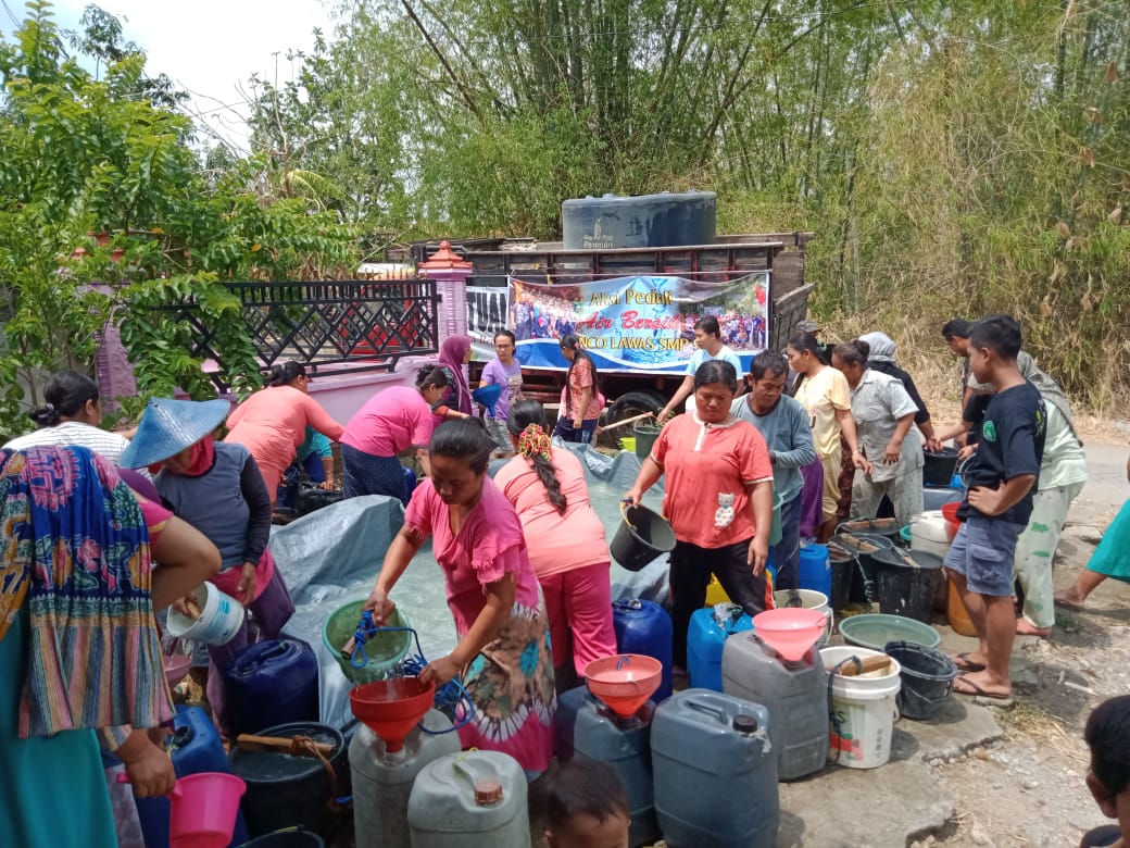 Solidaritas, Alumni 93 SMPN Kedungadem Salurkan Air Bersih