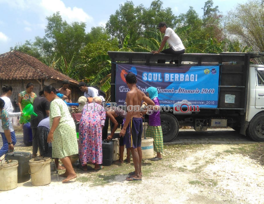 Kekeringan, Alumni Attanwir Distribusikan Air Bersih