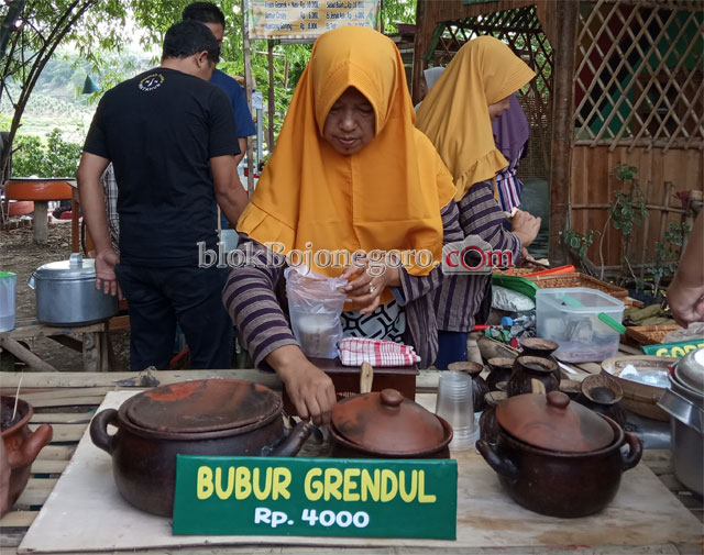 Sensasi Makan Bubur Grendul di Sor Greng Pakai Batok Kelapa