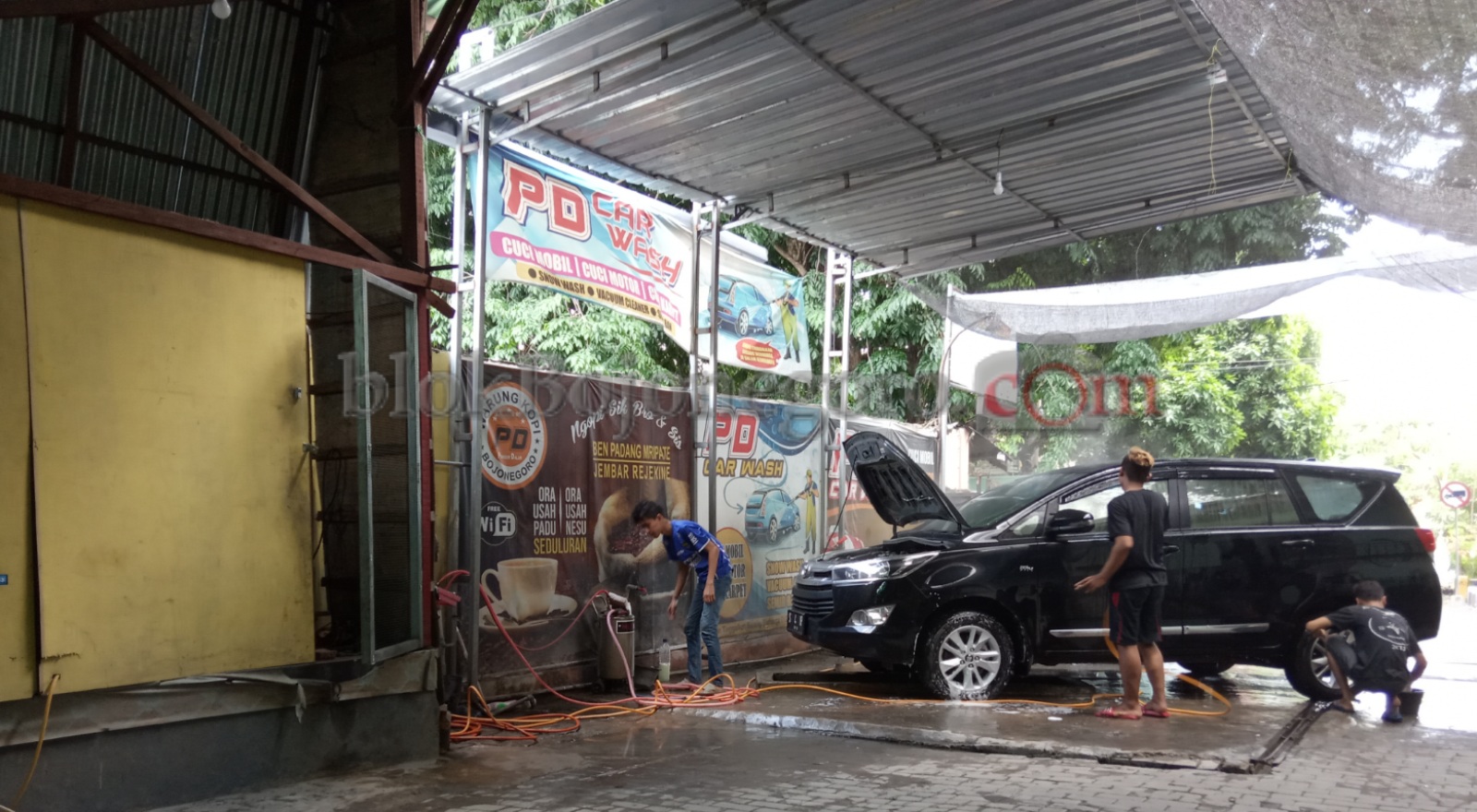 Musim Hujan, Berkah Bagi Cucian Motor dan Mobil