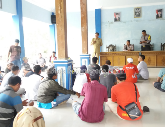 Diduga Perangkat Pakai Uang PBB, Warga Pacul Geruduk Balai Desa