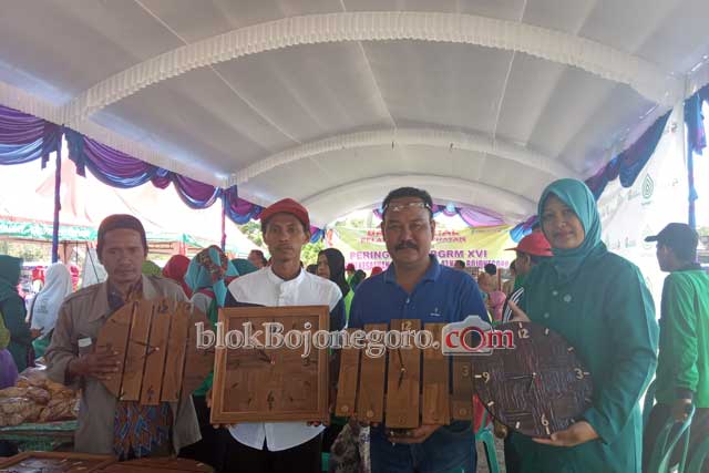 Stand Bumdes Padang Kenalkan Kerajinan Limbah Kayu