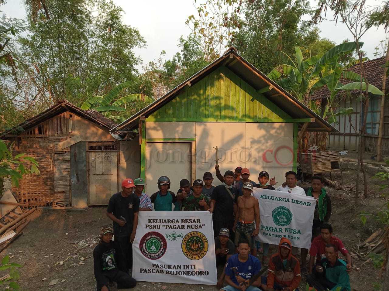 Peduli Sesama, Pagar Nusa Ngambon Bantu Bangunkan Rumah