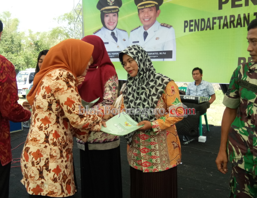1.909 Warga Desa Temu Kecamatan Kanor Terima Sertifikat Tanah
