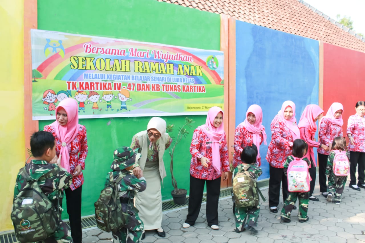 Persit Kodim Dampingi Siswa TK Belajar di Luar Kelas