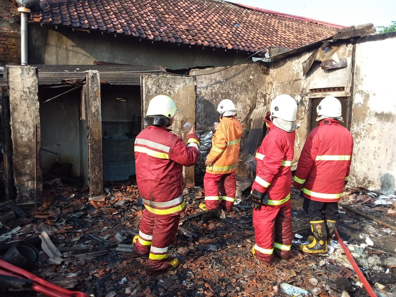 Diduga Korsleting Listrik, Rumah Guru PNS di Ngraho Terbakar