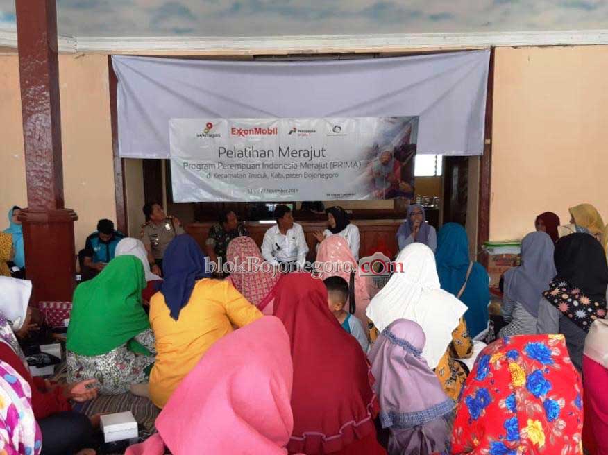 100 Perempuan Bojonegoro Dilatih Menjadi Perajut