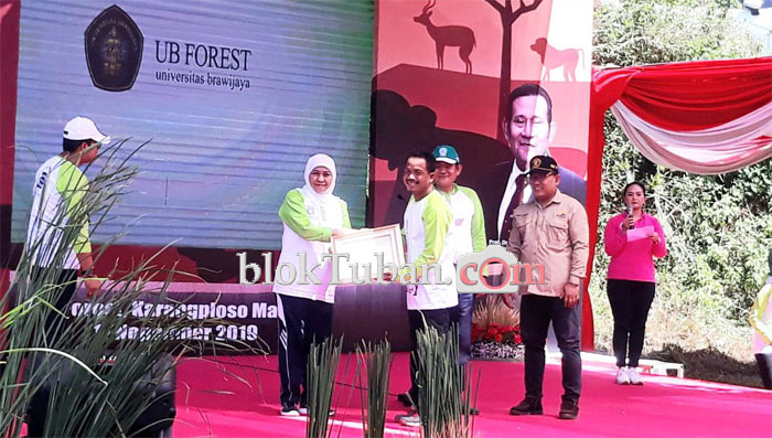 Gubernur Serahkan Penghargaan ke Kades Pilanggede