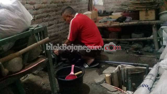 Air Tidak Keluar, Warga Desa Ini Kompak Turunkan Mesin Pompa Air
