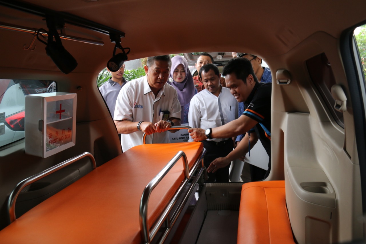 Pertamina Serahkan 14 Ambulance untuk Tingkatkan Akses Kesehatan Masyarakat