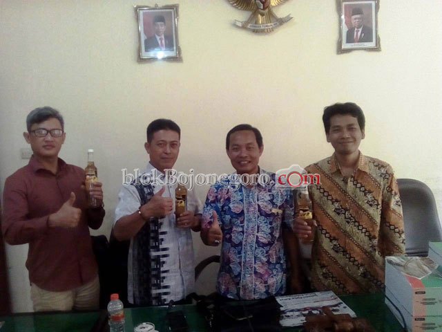 Cintai Produk Lokal, DPRD Borong Madu Asli Bojonegoro