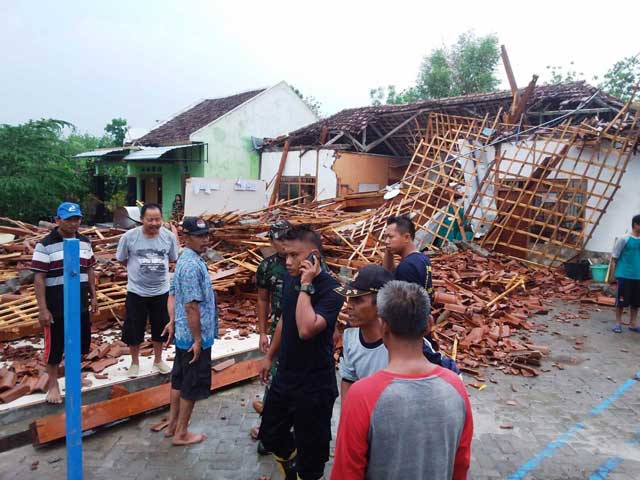Hujan Disertai Angin, Balai Desa Ambruk dan 4 Rumah Rusak Berat