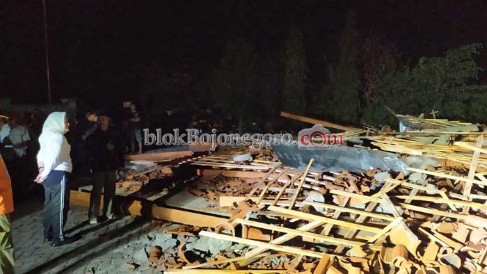Bupati Anna Tinjau Balai Desa Roboh