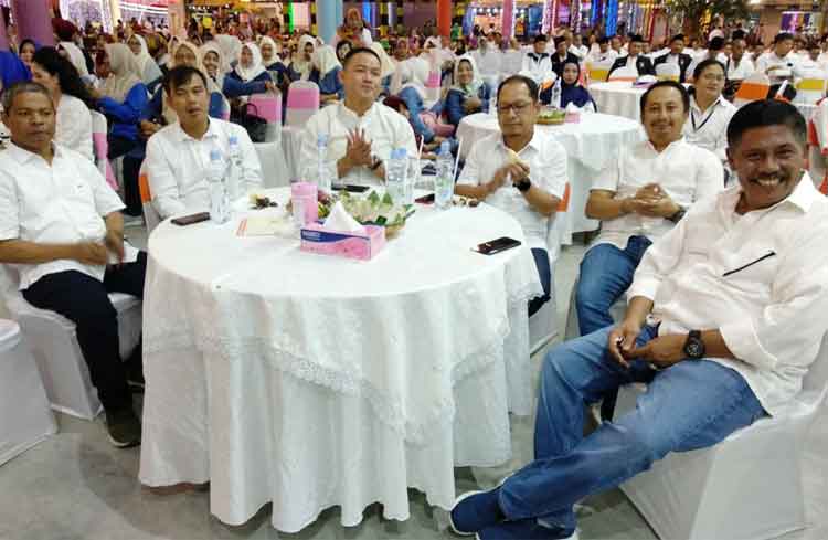 Serba Putih dan Denim di GoFun