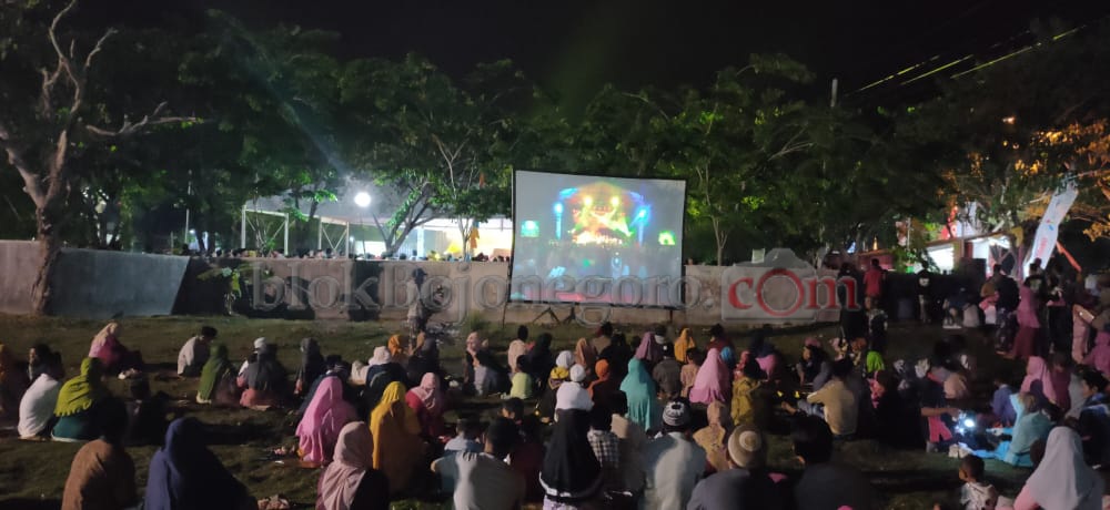 Halaman Kecamatan Penuh, Pengunjung Memilih Menonton Lewat Layar