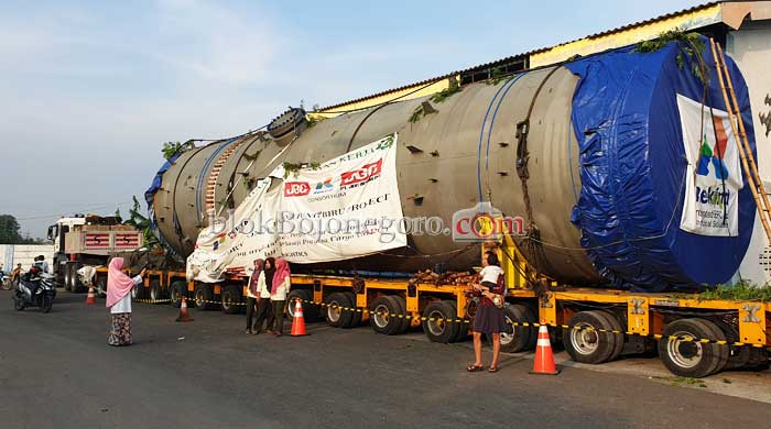 Foto Bersama Alat Jumbo di Jembatan Timbang