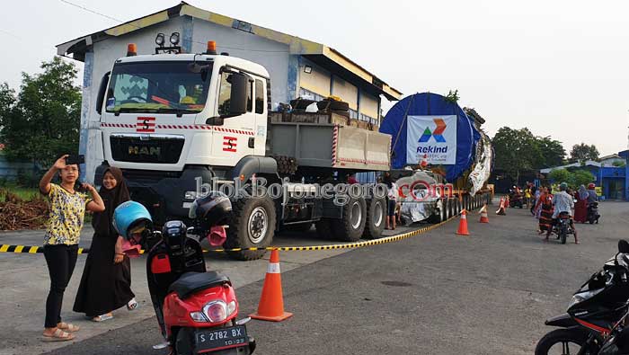 Sampai Baureno, Alat Jumbo JTB Jadi Tontonan