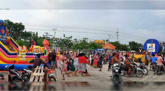 Pedagang dan Mainan Merihkan 'Wisata' Alat Berat