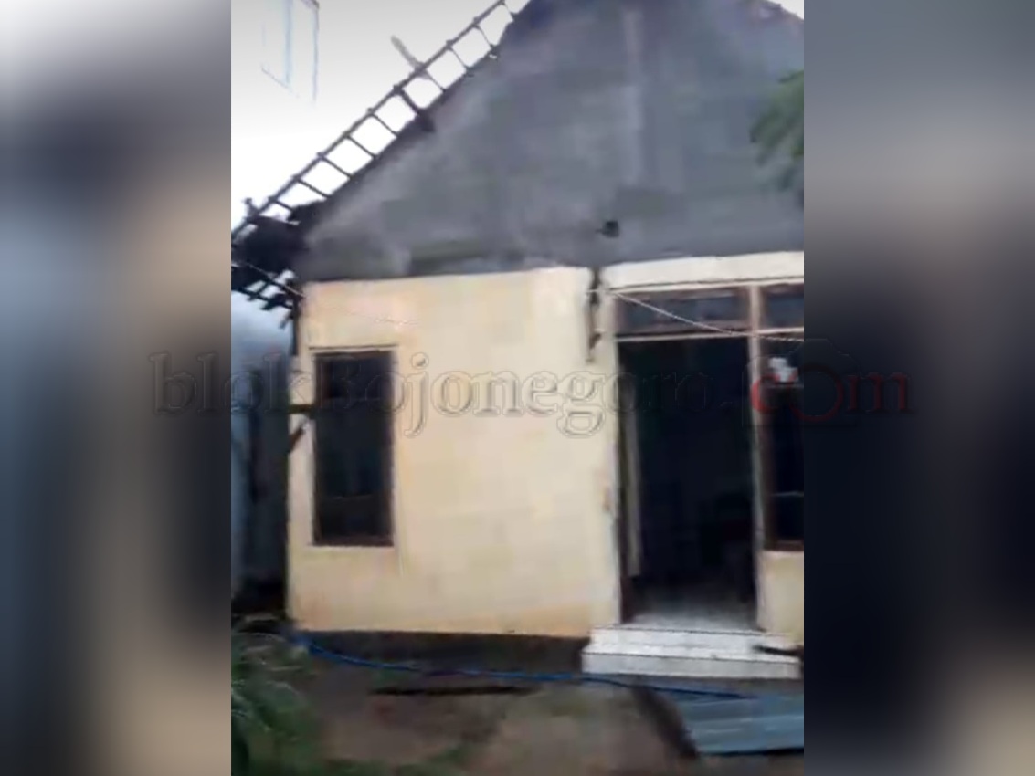 Atap Rumah di Ledok Kulon Terbang Diterjang Angin Puting Beliung
