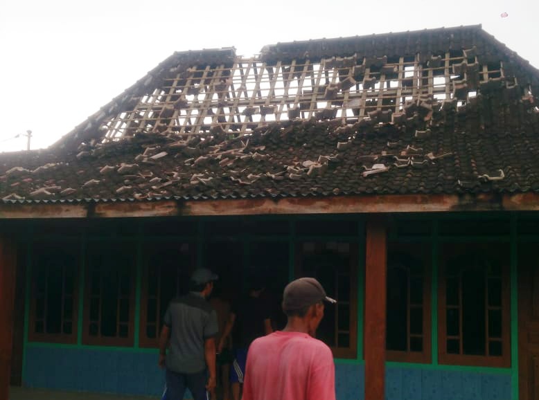 Hujan Gerimis, Rumah Warga ini Disambar Petir